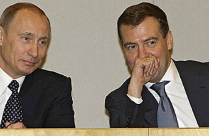 Медведев перевел стрелки на путина