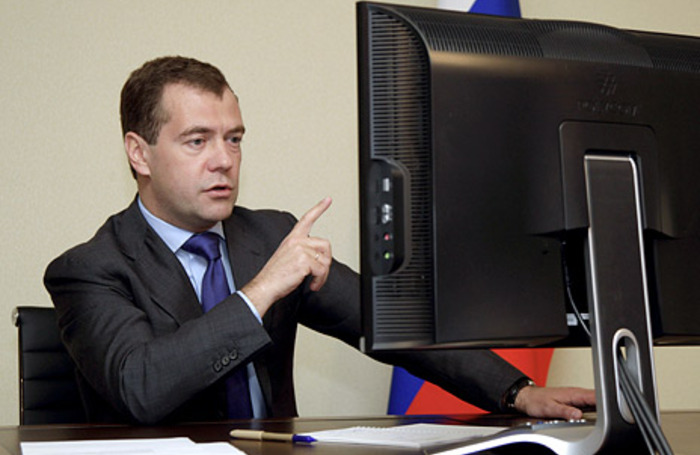 государственный служащий за компьютером