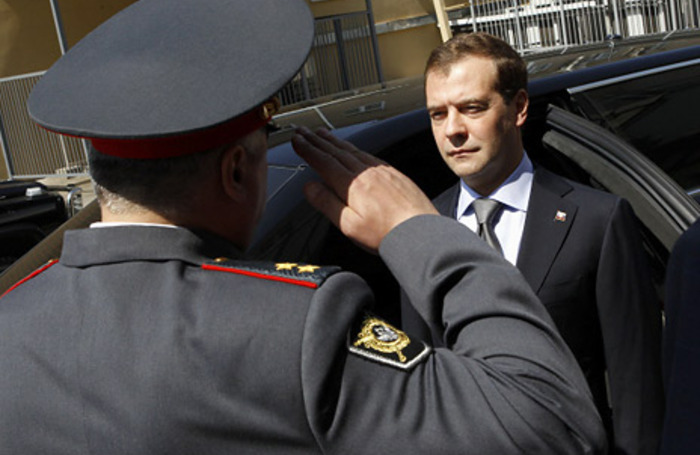 Почему становятся полицейскими. Реформа полиции 2011. Реформа милиции в полицию. Медведев полиция. Медведев реформа милиции.