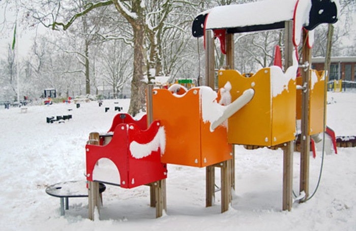 Зимний экстрим на столичных детских площадках