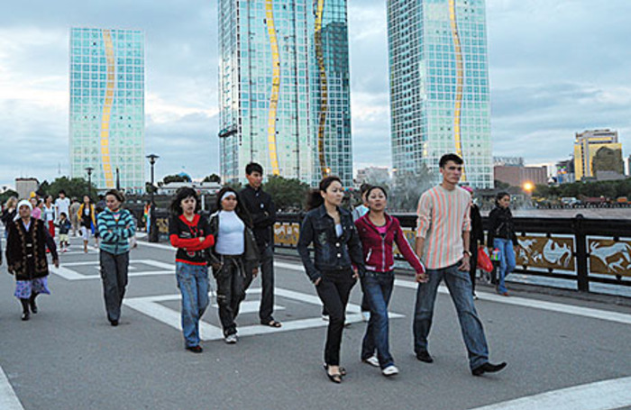 Сколько людей в астане. Астана люди. Астана жители. Астана люди улицы. Жители Астаны в городе.