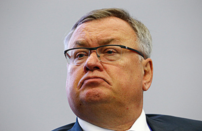 Костин: у банков есть проблемы с избытком долларов, а дефицита рублей — нет