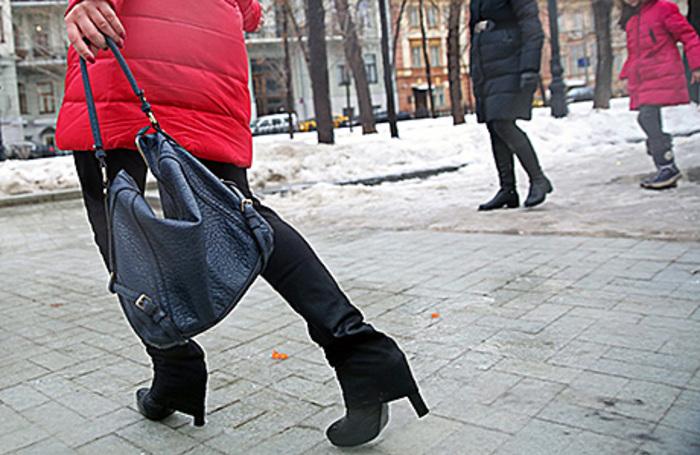 Испытание погодой: сплошной каток в Москве и снежный коллапс в Петербурге