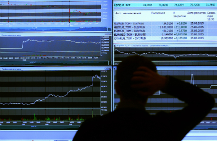 Российские рынки в позитиве. Стоит ли покупать доллары и продавать акции?