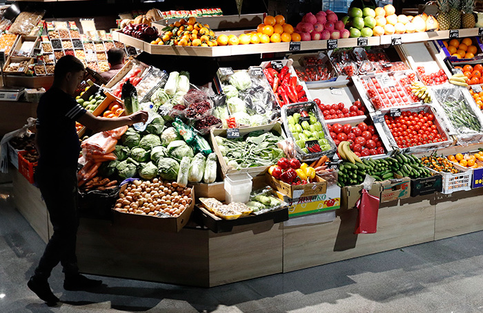 ящики с фруктами на рынке. фрукты на рынке. ассортимент овощей. фрукты сейчас в магазине. фрукты сейчас в магазине.