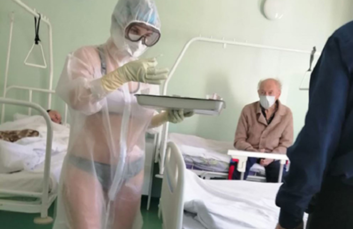 Две врачихи надели латексные костюмы и позабавились в кабинете