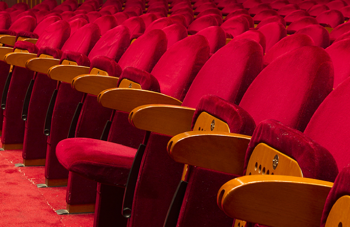 Weekend theater. Красные сиденья в кинотеатре.