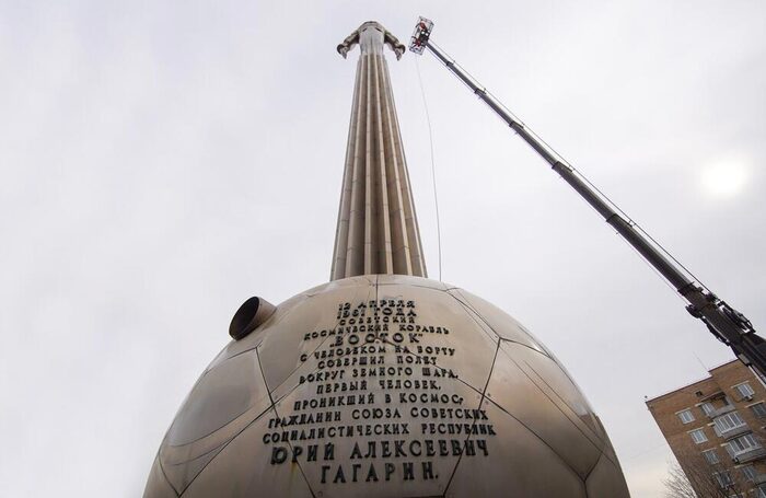 Уход за памятником Юрию Гагарину на Ленинском проспекте в преддверии Дня космонавтики.