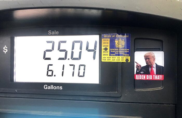 Одна из наклеек с надписью «Байден сделал это» на АЗС в США, где происходит значительный рост цен на топливо. Такие стикеры распространяются сторонниками бывшего президента Дональда Трампа. Нью-Касл, штат Дэлавер, восточное побережье.