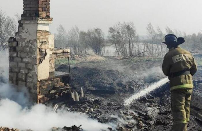 Сотрудник МЧС России во время тушения пожара в Красноярском крае. 