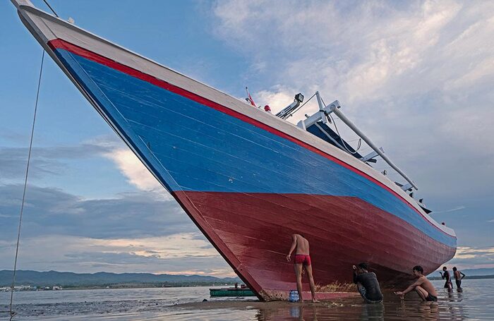 Ремонт и обслуживание рыбацких лодок в Индонезии.