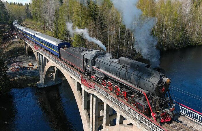 Туристический ретропоезд на паровозной тяге «Рускеальский экспресс» на мосту через реку Янисйоки. Состав ежедневно курсирует по маршруту Горный парк «Рускеала» — Сортавала. Республика Карелия.