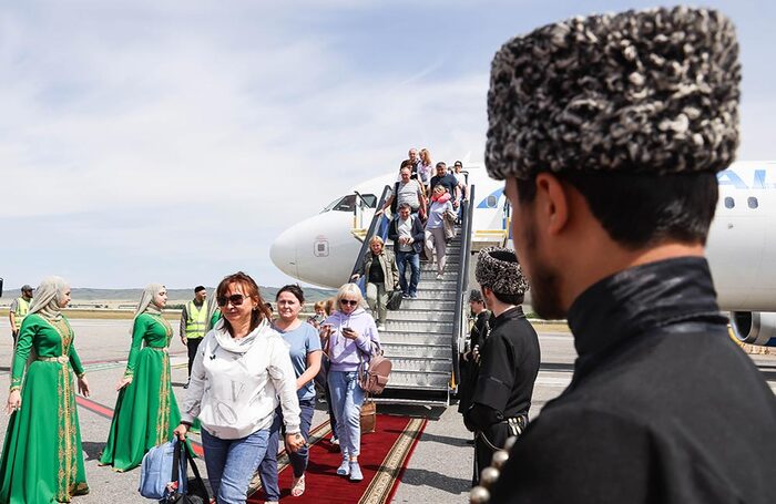 Встреча пассажиров туристического чартерного рейса из Москвы в международном аэропорту Грозного. Ростуризм к летнему сезону расширил географию туристических чартеров до 12 регионов России, от Калининграда до Камчатки. 