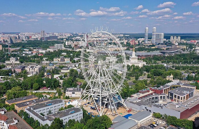 Строящееся колесо обозрения «Солнце Москвы» на ВДНХ.