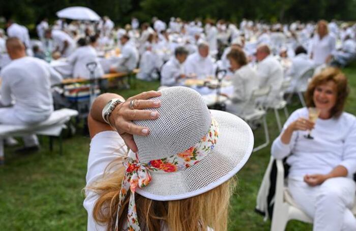 Традиционный праздник «Пикник в белом» в дворцовом парке Ораниенбурга, Германия.