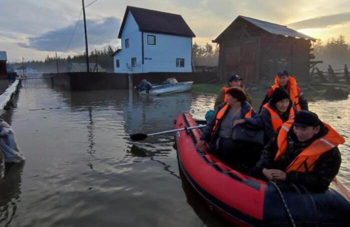 Эвакуация местных жителей из села Бетенкес Верхоянского района Якутии. Накануне после сильных дождей в реке Адыча произошел резкий подъем уровня воды.