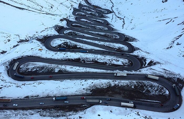 Горный проход Лос-Либертадорес в Андах. Дорога на фото соединяет Чили и Аргентину. 