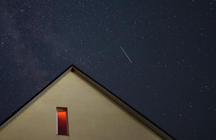 Падающая звезда над крышей дома в селе Клиновка Симферопольского района.