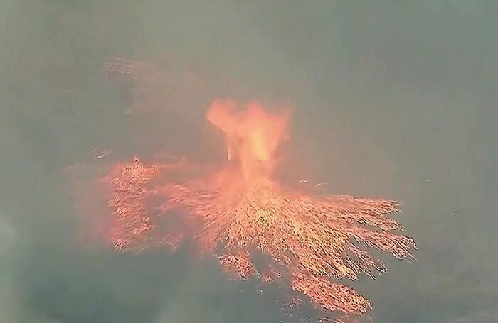 Огненный торнадо в парке Йосемити (Южная Калифорния) — природное явление, которое возникает, когда при пожаре ветер внезапно меняет направление. 