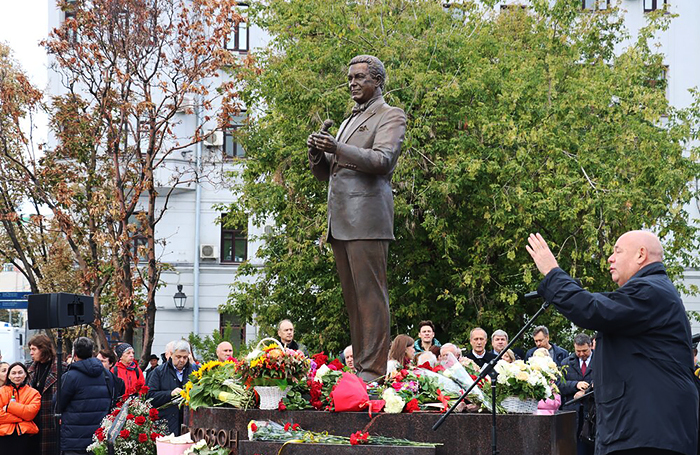 Специальный представитель президента РФ по международному культурному сотрудничеству, посол по особым поручениям Михаил Швыдкой (справа) во время открытия памятника Иосифу Кобзону в Оружейном пер. в центре Москвы.