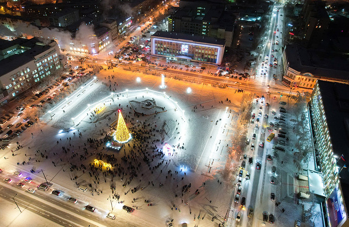  Главная новогодняя ель на площади Ленина в Якутске.
