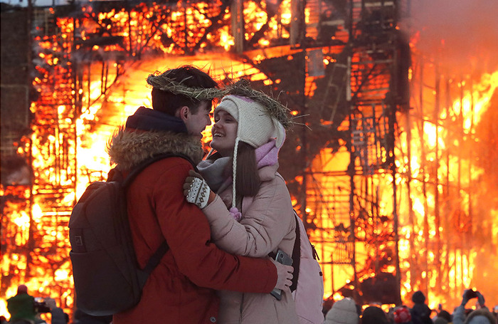 В Никола-Ленивце сожгли стену, чтобы увидеть просвет