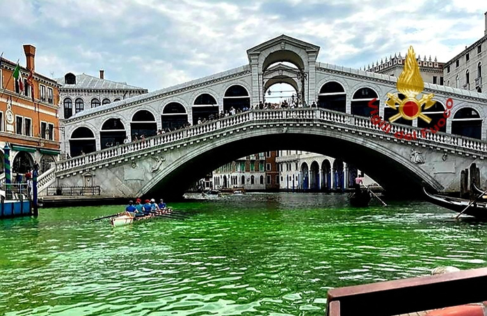 Вода в каналах Венеции стала зеленой из-за неизвестного вещества. Вид возле моста Риальто в Венеции, Италия.