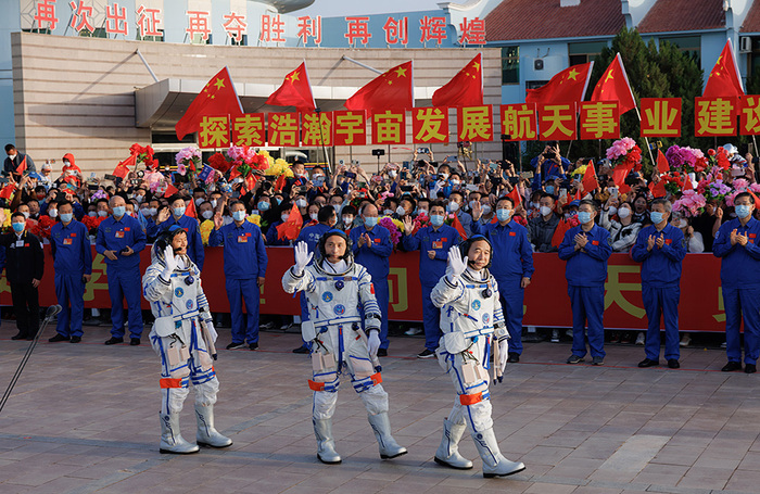Проводы членов экипажа пилотируемого корабля «Шэньчжоу-16». Командир Цзин Хайпэн, инженер космического полета Чжу Янчжу и эксперт по полезной нагрузке Гуй Хайчао (слева направо) перед полетом к орбитальной станции КНР на космодроме Цзюцюань, провинция Ганьсу. Тайконавты планируют работать на станции около пяти месяцев и вернутся на Землю в ноябре.