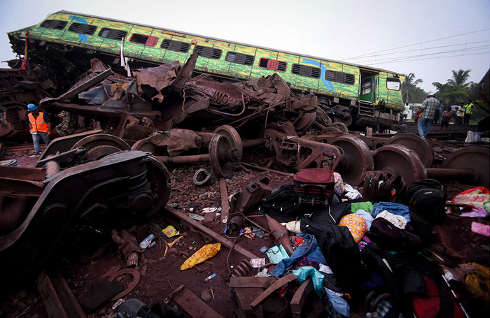 Последствия смертельной железнодорожной катастрофы в индийском восточном штате Одиша, где в пригороде Баласора при столкновении трех поездов погибли более 200 человек, пострадало около 900 человек.