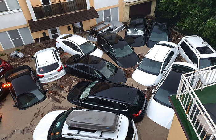 Потоп, смерч и град размером с яйцо