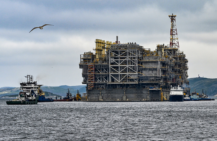 Самая большая в мире плавучая платформа для производства сжиженного газа компании «Новатэк». Мурманская область.