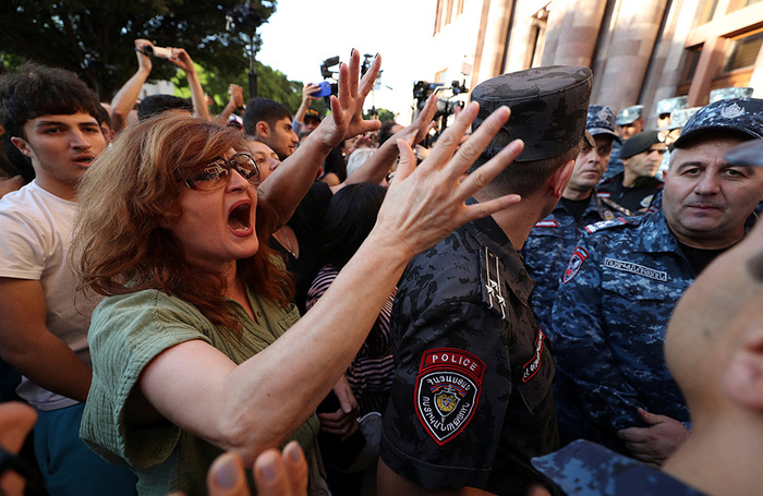 Митинг у здания правительства в Ереване в связи с событиями в Нагорном Карабахе.