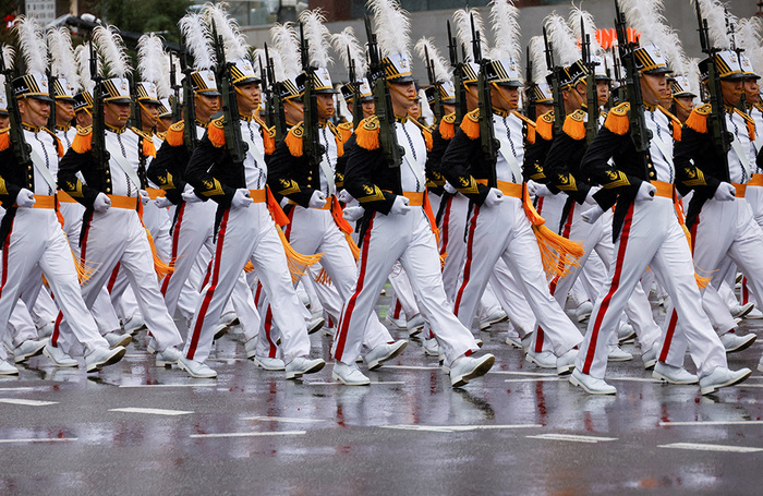 Южная Корея проводит военный парад в центре Сеула в честь 75-летия вооруженных сил.
