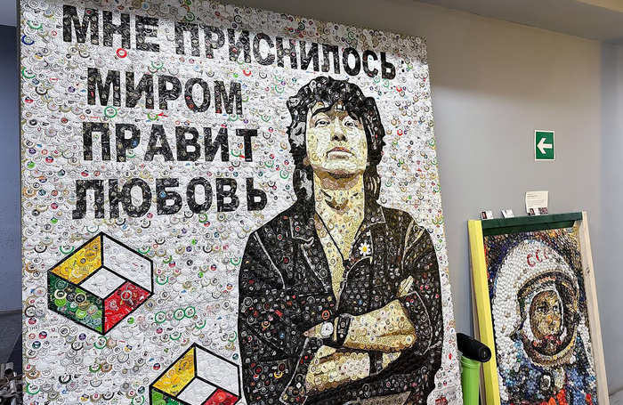 Картины из отходов для переработки на тематическом экоуроке в Экоцентре «Сборка» в Москве.