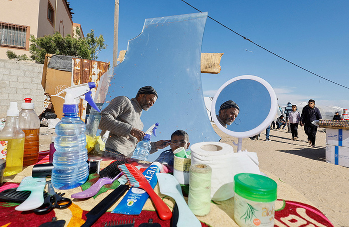 Импровизированная парикмахерская в Рафахе на юге сектора Газа, где находится палаточный лагерь палестинцев, укрывающихся от ударов Израиля.