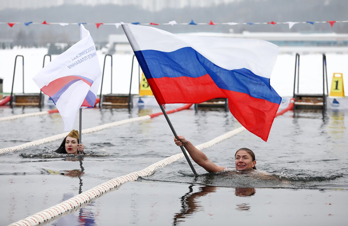Заплыв участников клубов закаливания и зимнего плавания в честь Дня защитника Отечества на Гребном канале в Москве.