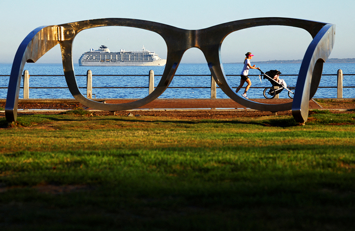 Эксклюзивный частный корабль-резиденция The World во время путешествия по шести континентам в 2024 году прибывает в Кейптаун, Южная Африка.
