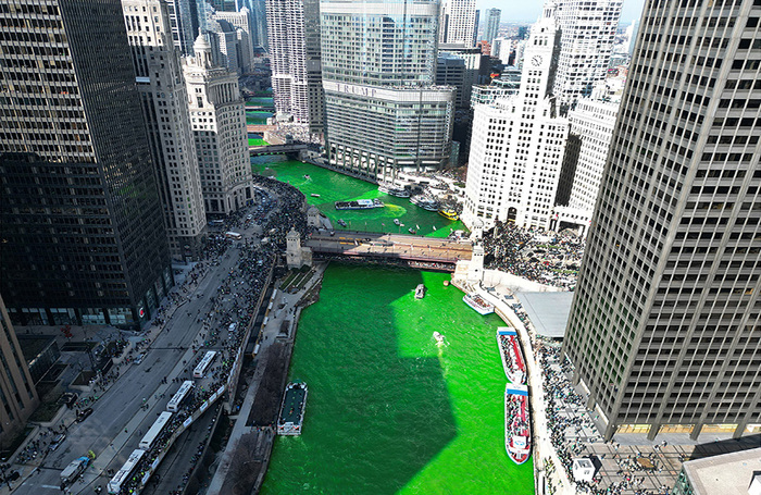 Река Чикаго выкрашена в зеленый цвет в честь Дня Святого Патрика. Чикаго, штат Иллинойс, США.