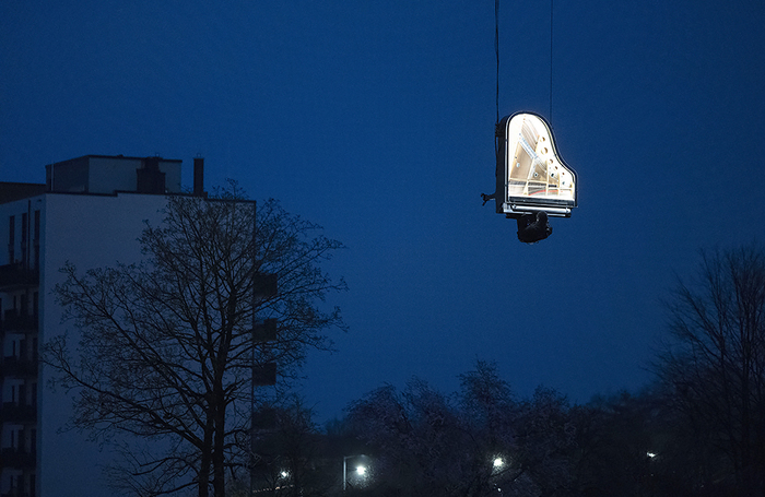 Швейцарский пианист и композитор Ален Рош дал концерт на вертикально подвешенном рояле в Мюнхене.