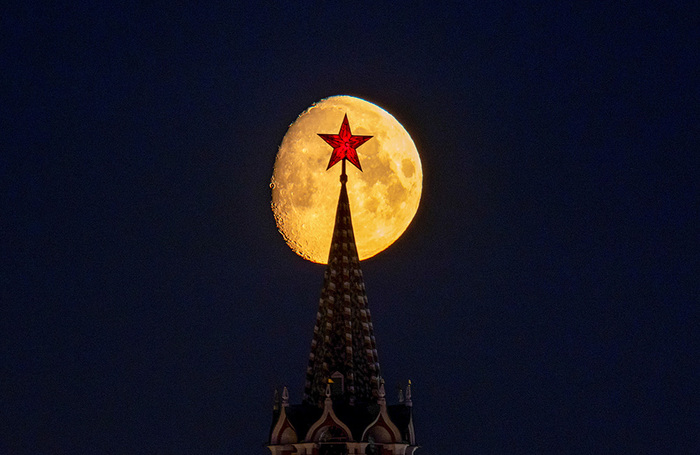 Луна над Кремлем.