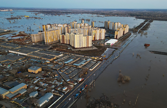 Вид на затопленную территорию вокруг жилого комплекса «Дубки» в Оренбурге, Россия.