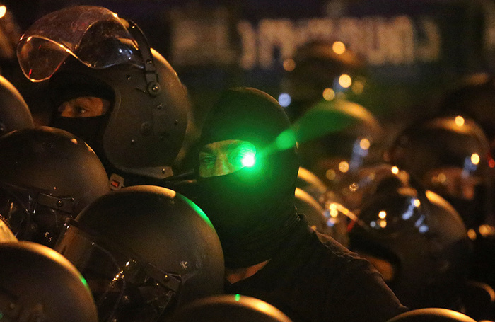 Митингующие против закона об иноагентах оппозиционеры слепят полицейских лазером. Тбилиси.  