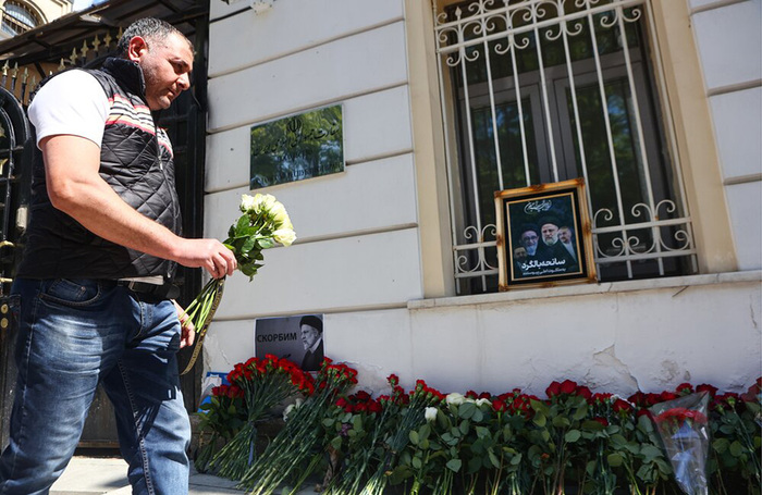 Цветы у посольства Ирана в Москве.
