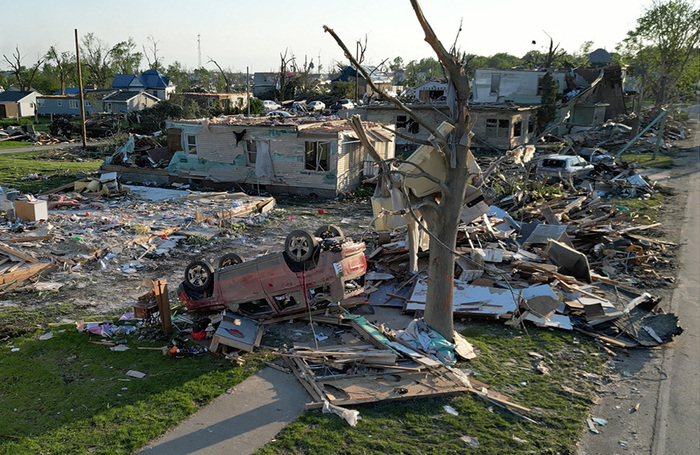 Последствия торнадо в Гринфилде, штат Айова. США.