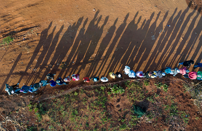 Люди стоят в очереди в поселке Хоспитал-Хилл, чтобы проголосовать во время выборов в Южной Африке, в Йоханнесбурге.