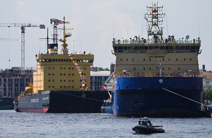 Арктические суда «Капитан Сорокин» и «Мурманск» во время фестиваля ледоколов на Неве В Санкт-Петербурге.