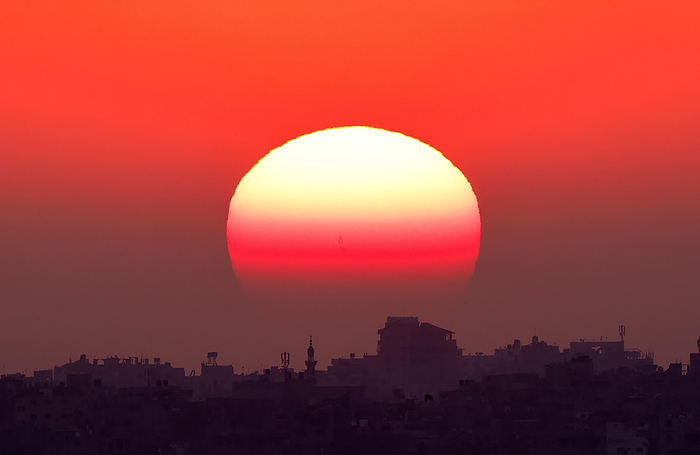 Закат в небе над сектором Газа.