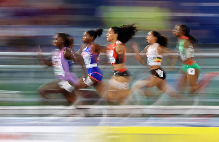Спортсменки во время соревнования на Чемпионате Европы по легкой атлетике на дистанции 100 метров среди женщин на Олимпийском стадионе в Риме, Италия.