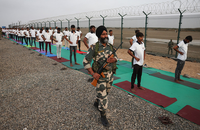 Занятия йогой в Международный день йоги на индийско-пакистанской границе в Надабете. 