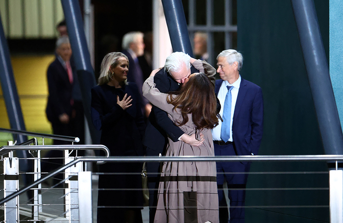 Основатель WikiLeaks Джулиан Ассанж и его супруга Стелла во время встречи на военном аэродроме в аэропорту Канберры, Австралия.